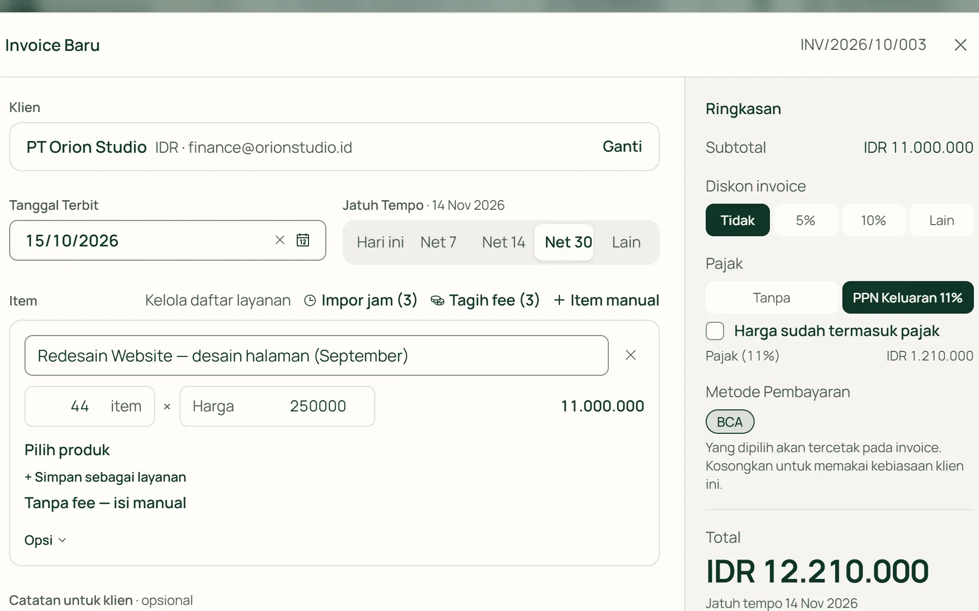 Form invoice baru di Tumra dengan klien, jatuh tempo Net 30, dan ringkasan total.
