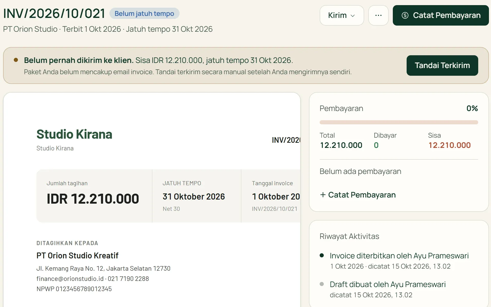 Halaman invoice terbit di Tumra dengan pilihan Kirim Email atau Tandai Terkirim.