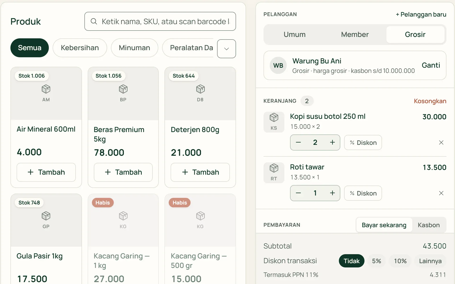 Kasir Tumra dengan pelanggan grosir terpilih dan harga grosir di keranjang.