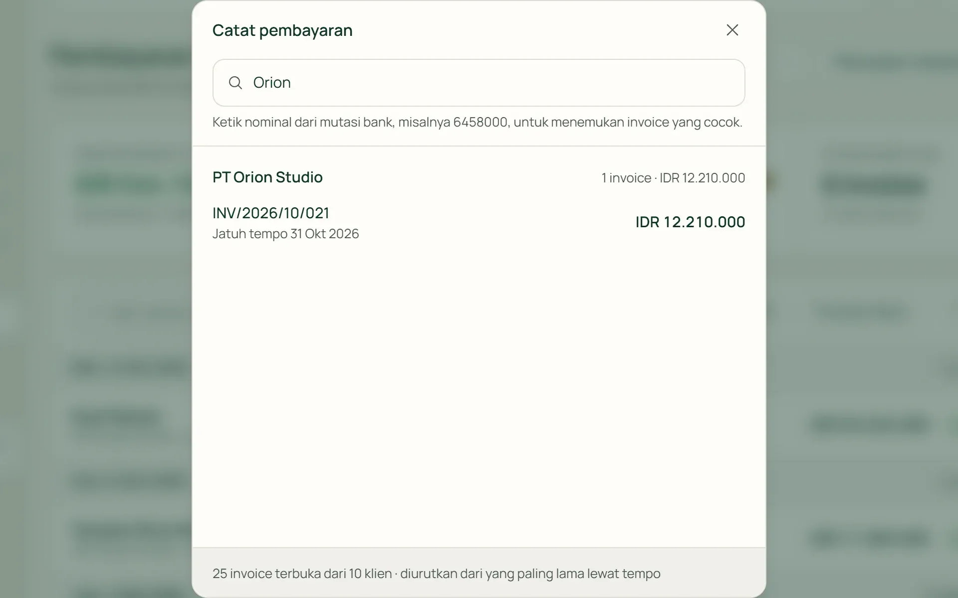 Memilih invoice yang dibayar dari daftar invoice terbuka di Tumra.