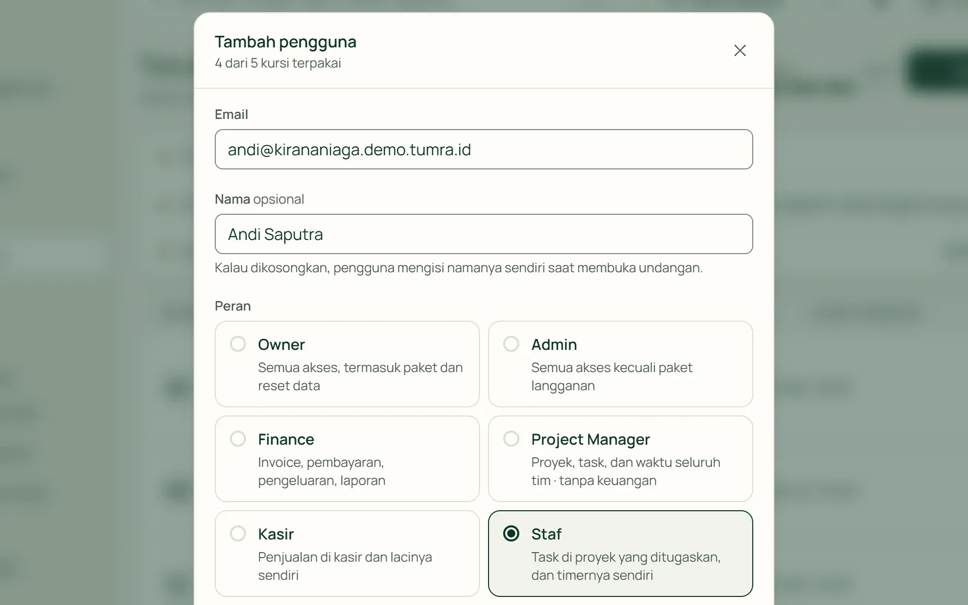 Form tambah pengguna di Tumra: email, pilihan peran, dan undangan lewat email yang berlaku 7 hari.